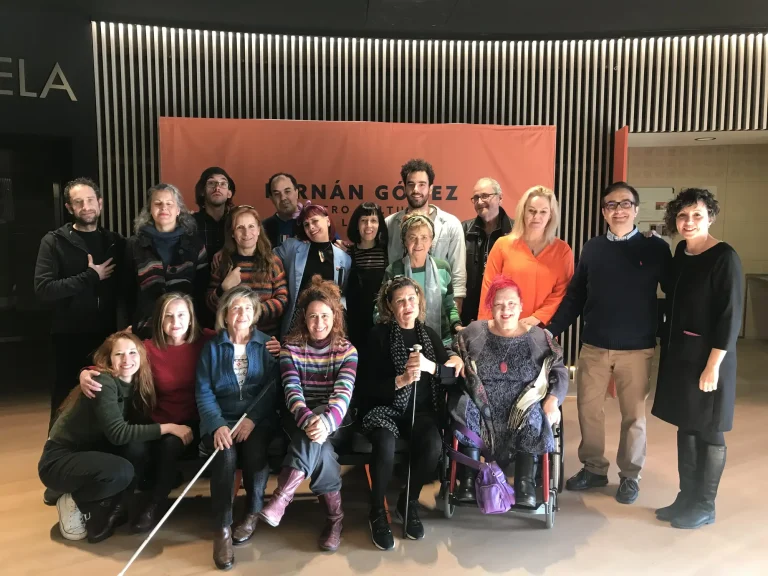 Vemos a un grupo de personas posando en una foto grupal. Se encuentran en el hall del Teatro Fernán Gómez. Están sonrientes.
