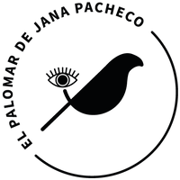 Pájaro negro estilizado sobre una rama con un ojo encima, encerrado en una línea circular. El texto alrededor del círculo reza EL PALOMAR DE JANA PACHECO. donde Jana realiza acompañamiento artístico presencial.